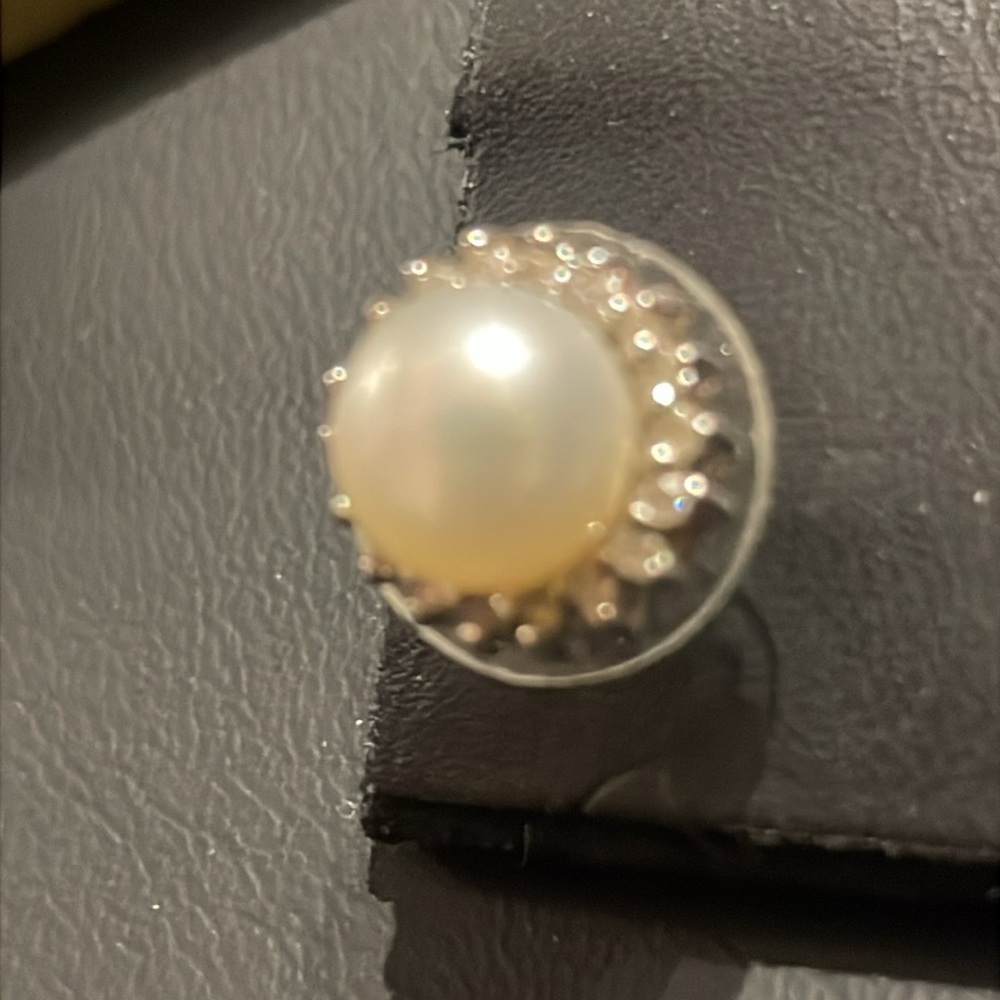 Elegant Pearl Stud Earrings surrounded by diamonds - Picture 3 of 3
